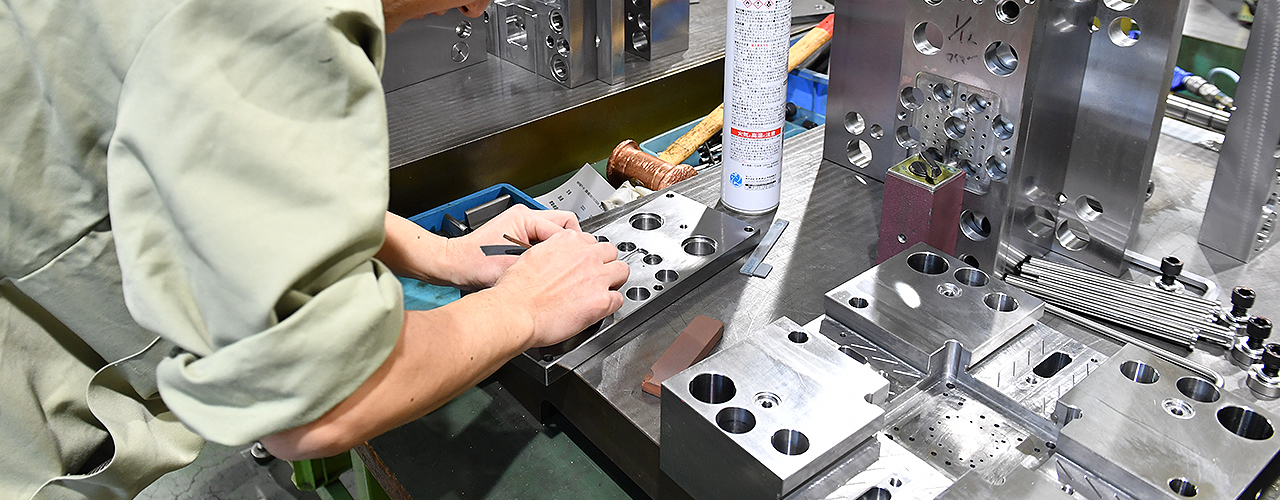 射出成形のネジ抜きについて